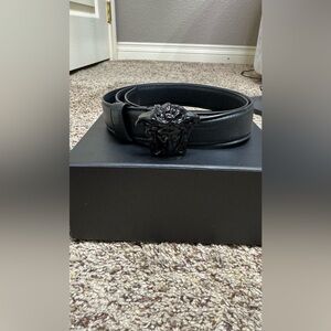 Versace Wonen’s Black Leather Belt Black Medusa. Great condition.  85/34